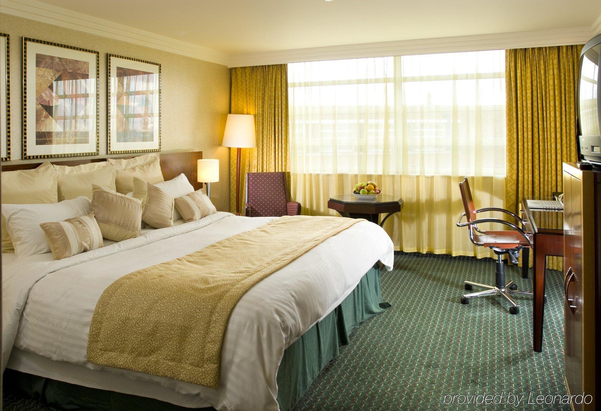 Hotel Crowne Plaza - John Lennon Airport By Ihg 4*